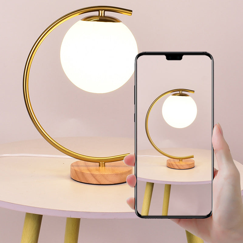 Zeitgenössische skandinavische Kugel gebogene runde Glas Eisen Massivholz 1-Licht Tischlampe für das Wohnzimmer 