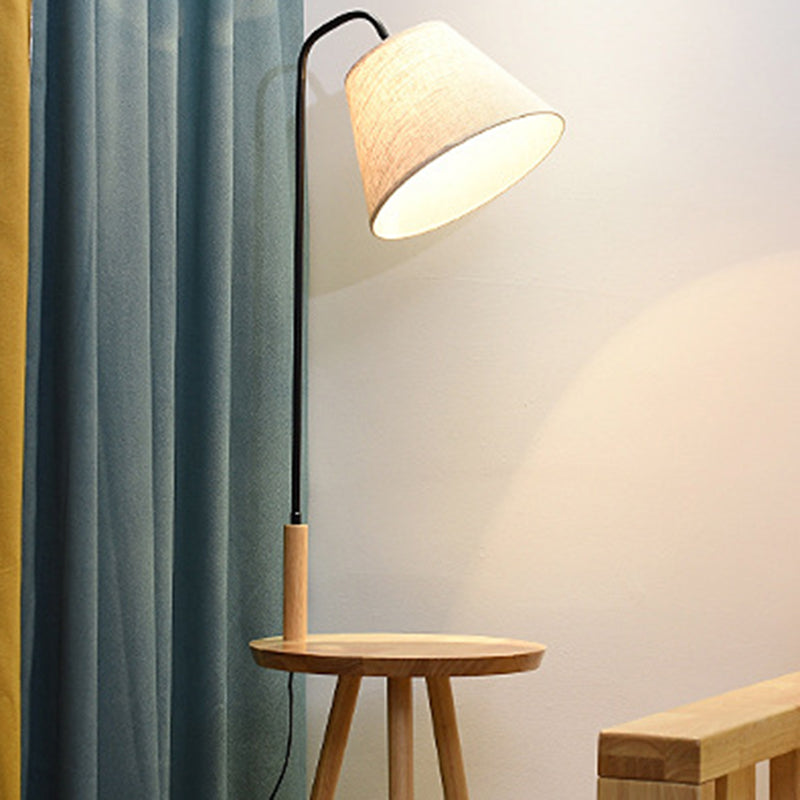 Lampe de sol contemporaine scandinave en tissu, fer, bois, à un éclairage, avec forme de triangle, cône, ronde pour salon 