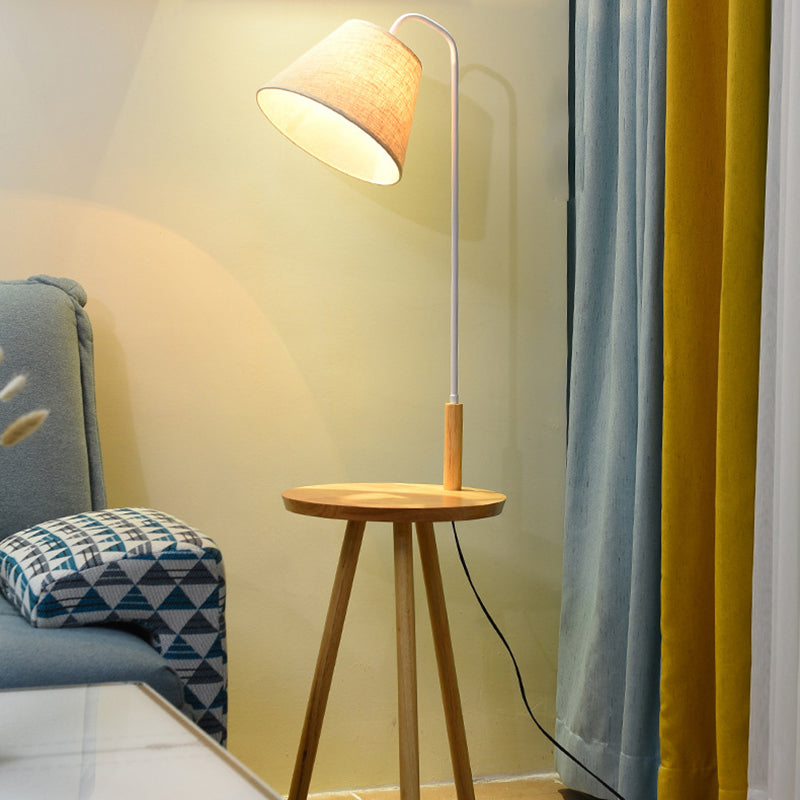 Lampe de sol contemporaine scandinave en tissu, fer, bois, à un éclairage, avec forme de triangle, cône, ronde pour salon 