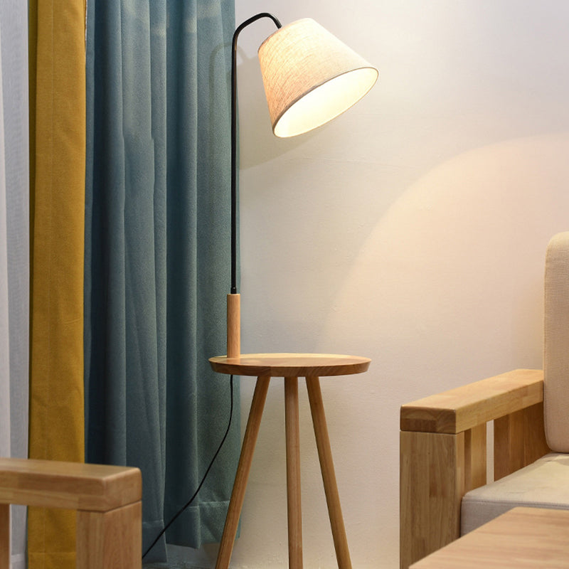 Lampe de sol contemporaine scandinave en tissu, fer, bois, à un éclairage, avec forme de triangle, cône, ronde pour salon 