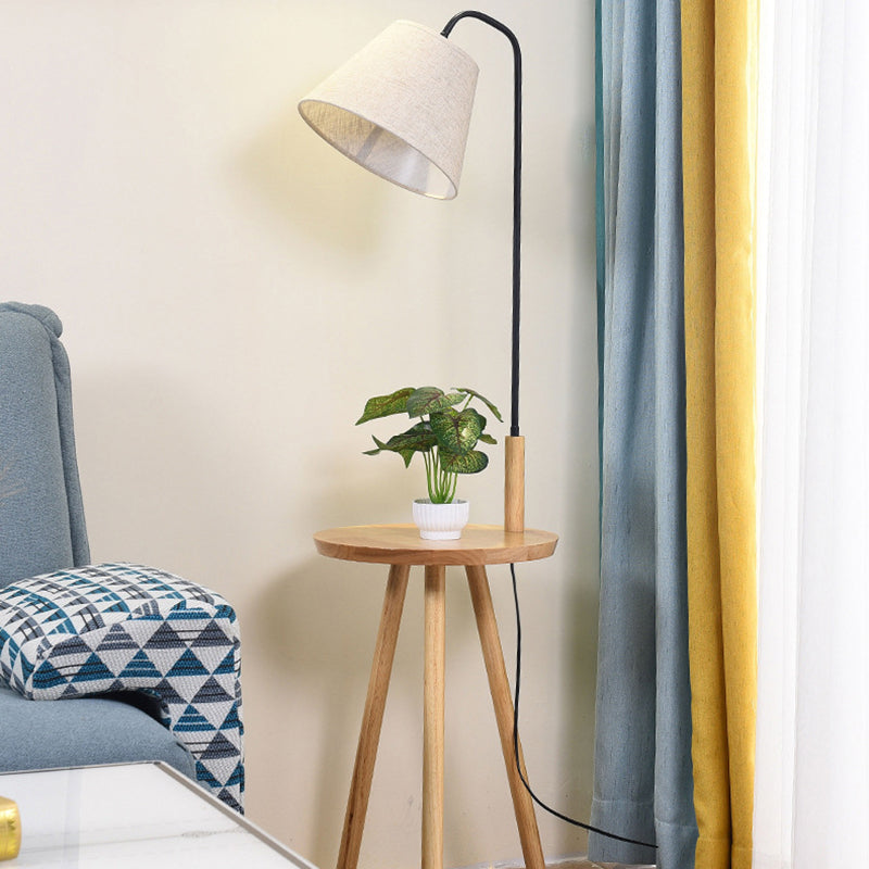 Lampe de sol contemporaine scandinave en tissu, fer, bois, à un éclairage, avec forme de triangle, cône, ronde pour salon 