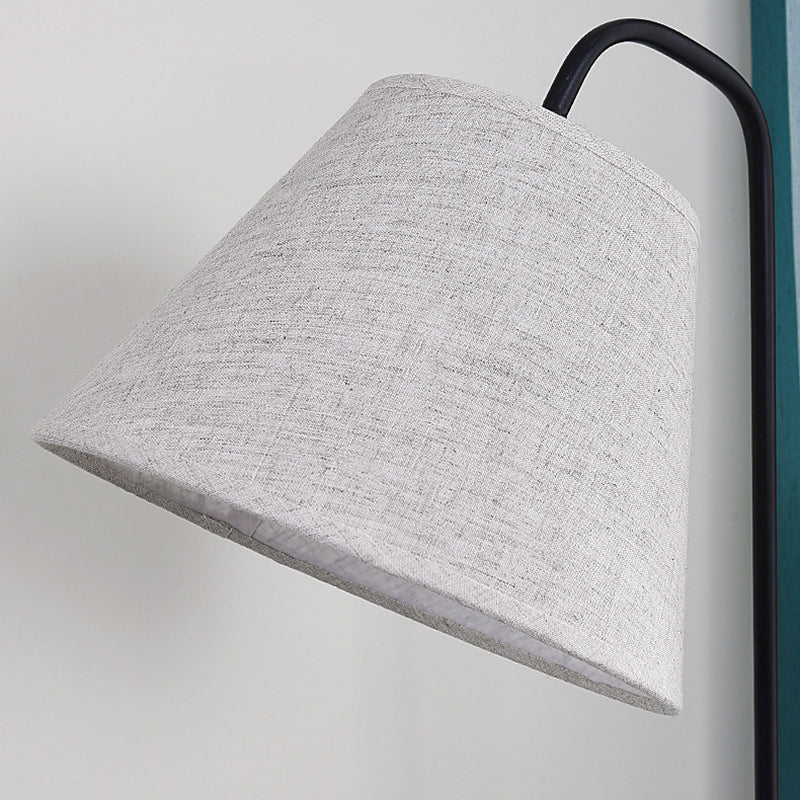 Lampe de sol contemporaine scandinave en tissu, fer, bois, à un éclairage, avec forme de triangle, cône, ronde pour salon 
