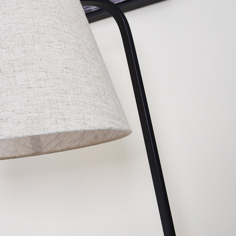Lampe de sol contemporaine scandinave en tissu, fer, bois, à un éclairage, avec forme de triangle, cône, ronde pour salon 