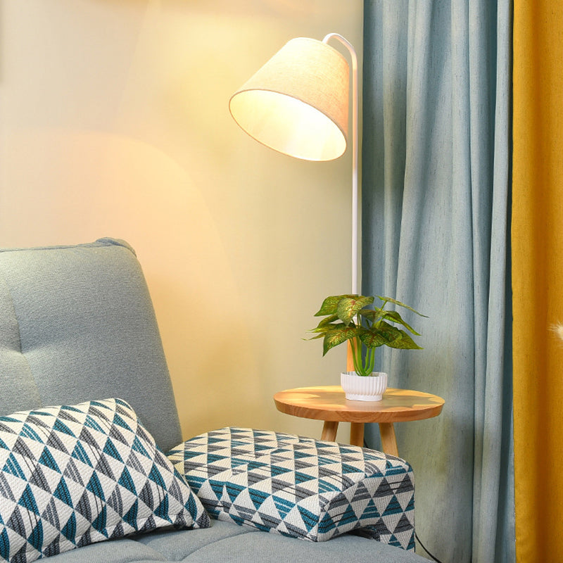 Lampe de sol contemporaine scandinave en tissu, fer, bois, à un éclairage, avec forme de triangle, cône, ronde pour salon 