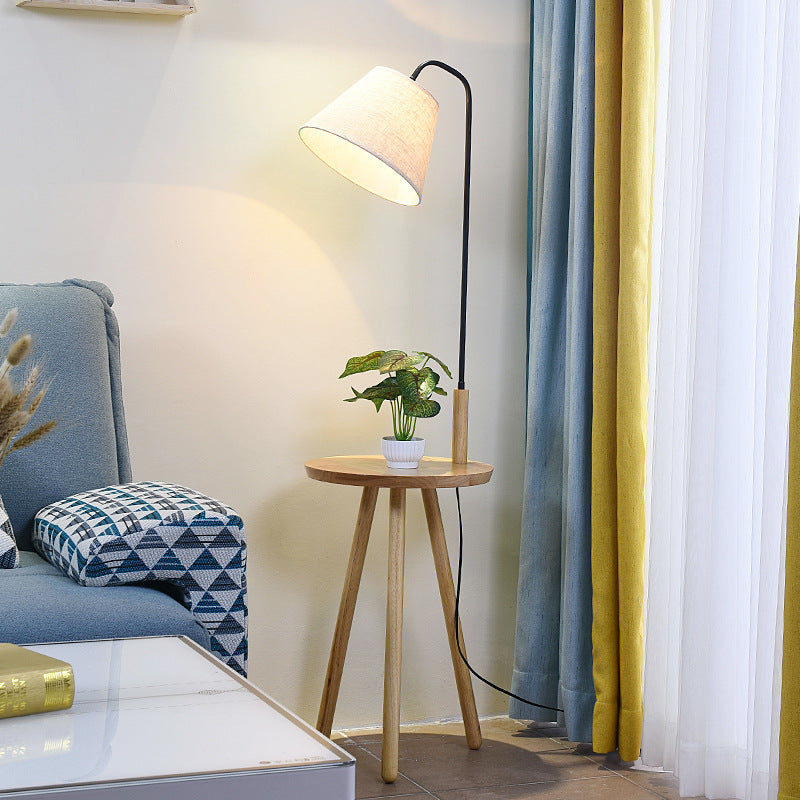 Lampe de sol contemporaine scandinave en tissu, fer, bois, à un éclairage, avec forme de triangle, cône, ronde pour salon 