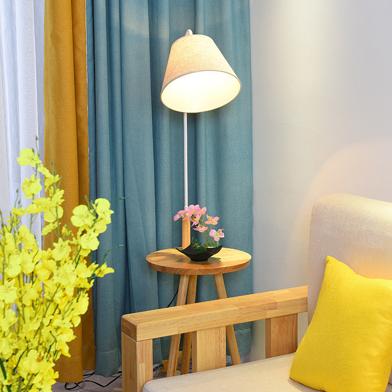 Lampe de sol contemporaine scandinave en tissu, fer, bois, à un éclairage, avec forme de triangle, cône, ronde pour salon 