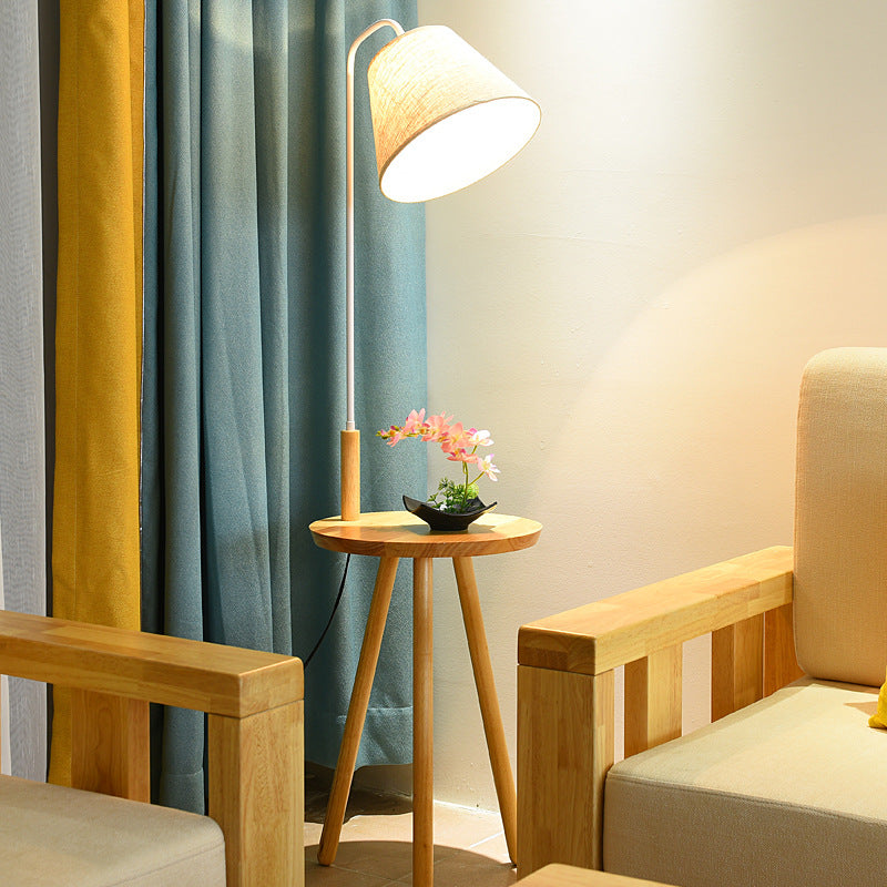 Lampe de sol contemporaine scandinave en tissu, fer, bois, à un éclairage, avec forme de triangle, cône, ronde pour salon 