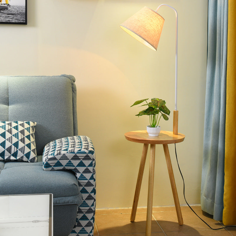 Lampe de sol contemporaine scandinave en tissu, fer, bois, à un éclairage, avec forme de triangle, cône, ronde pour salon 