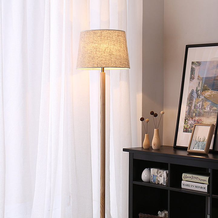 Lámpara de pie de 1 luz de madera de fresno y latón con pantalla cónica plisada de algodón y lino vintage tradicional para sala de estar 