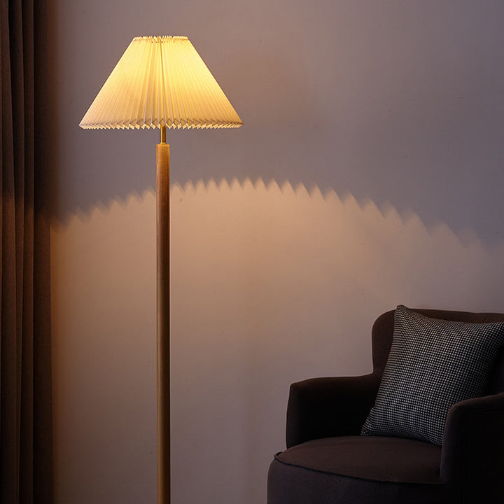 Lámpara de pie de 1 luz de madera de fresno y latón con pantalla cónica plisada de algodón y lino vintage tradicional para sala de estar 