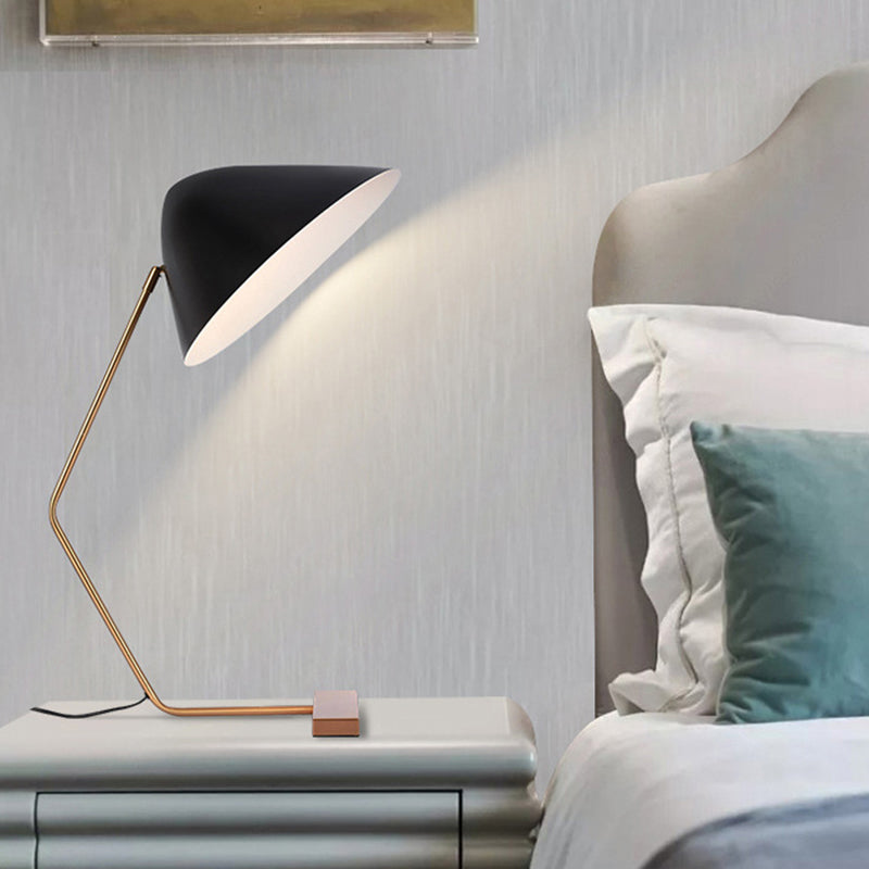 Zeitgenössische kreative konische rechteckige gebogene Eisen-Messing 1-Licht Tischlampe für das Schlafzimmer 