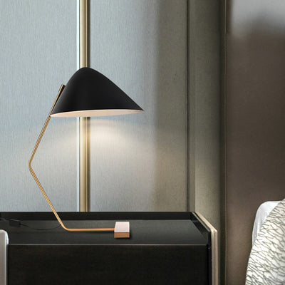Zeitgenössische kreative konische rechteckige gebogene Eisen-Messing 1-Licht Tischlampe für das Schlafzimmer 