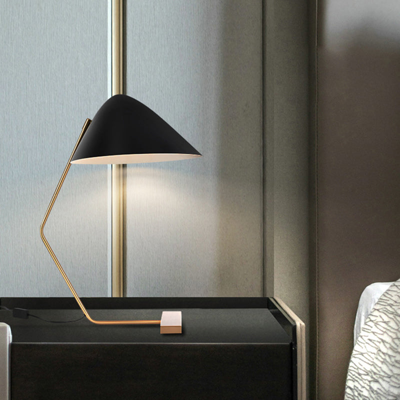 Zeitgenössische kreative konische rechteckige gebogene Eisen-Messing 1-Licht Tischlampe für das Schlafzimmer 