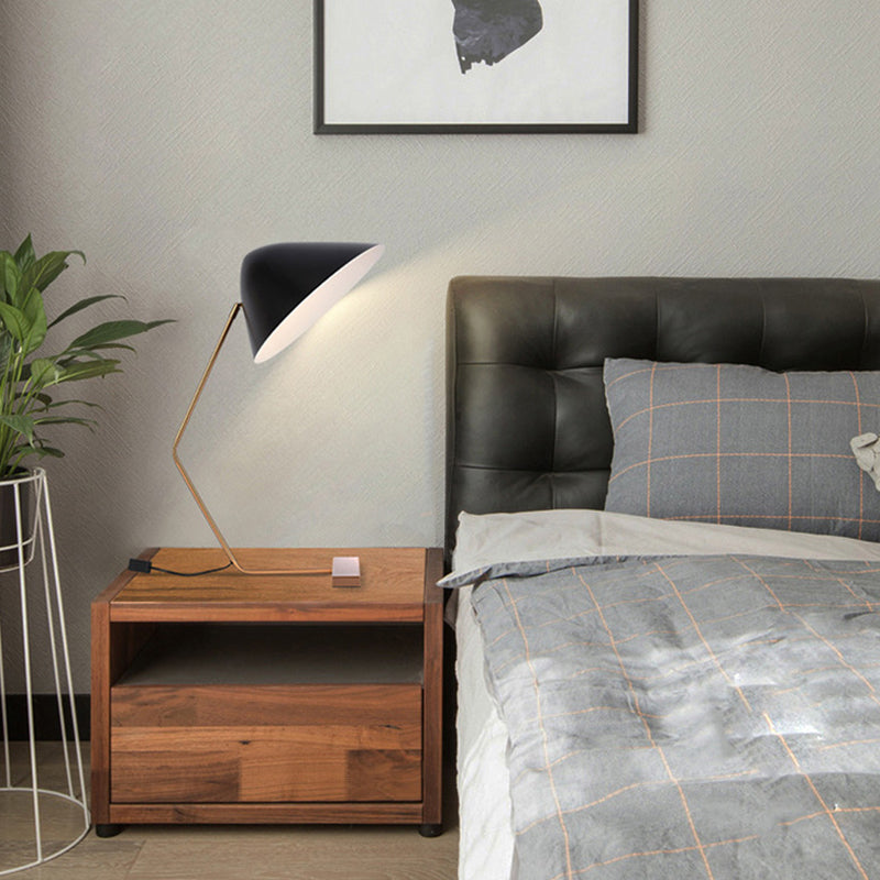Zeitgenössische kreative konische rechteckige gebogene Eisen-Messing 1-Licht Tischlampe für das Schlafzimmer 