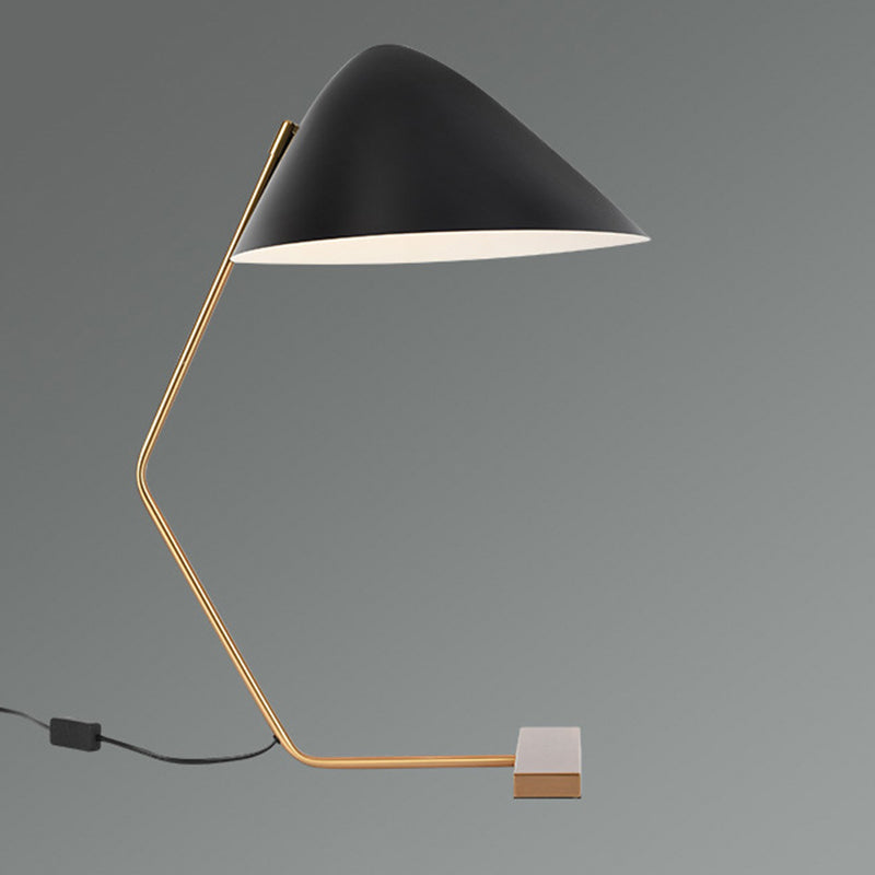 Zeitgenössische kreative konische rechteckige gebogene Eisen-Messing 1-Licht Tischlampe für das Schlafzimmer 