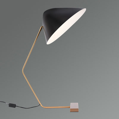Zeitgenössische kreative konische rechteckige gebogene Eisen-Messing 1-Licht Tischlampe für das Schlafzimmer 