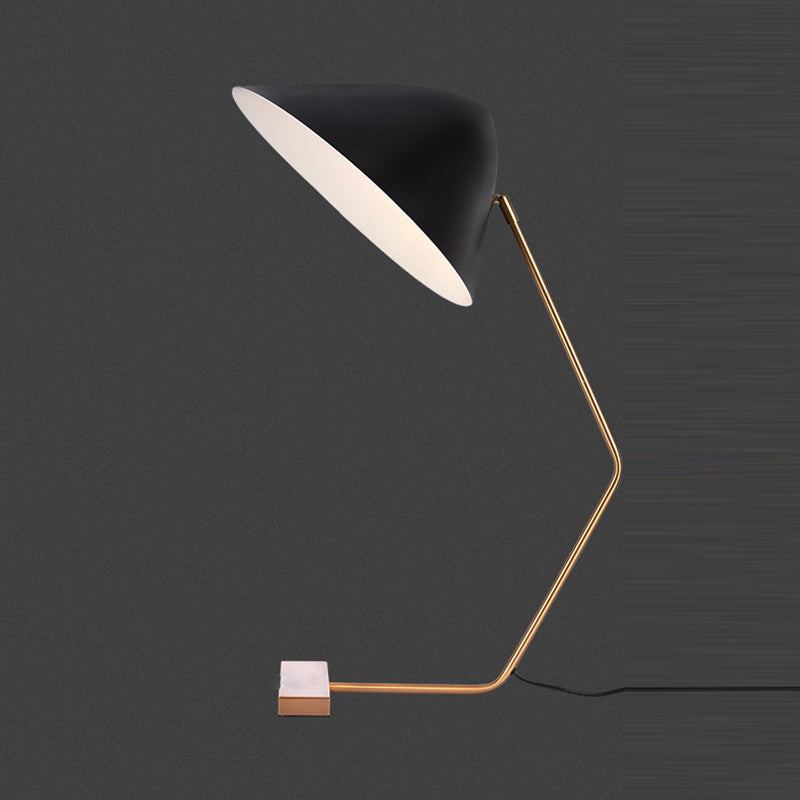 Zeitgenössische kreative konische rechteckige gebogene Eisen-Messing 1-Licht Tischlampe für das Schlafzimmer 