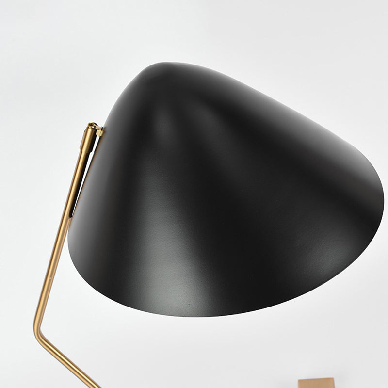 Zeitgenössische kreative konische rechteckige gebogene Eisen-Messing 1-Licht Tischlampe für das Schlafzimmer 