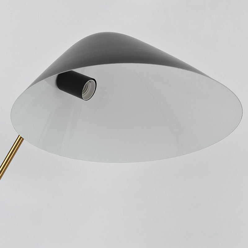 Zeitgenössische kreative konische rechteckige gebogene Eisen-Messing 1-Licht Tischlampe für das Schlafzimmer 
