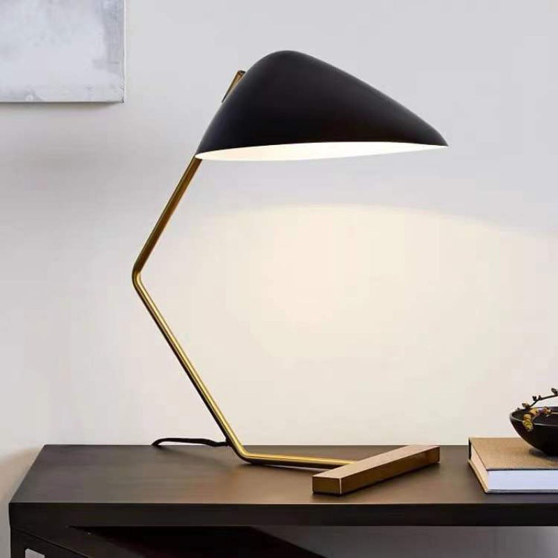 Zeitgenössische kreative konische rechteckige gebogene Eisen-Messing 1-Licht Tischlampe für das Schlafzimmer 