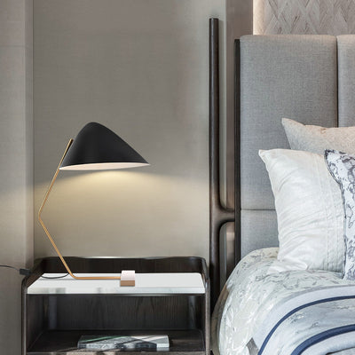 Zeitgenössische kreative konische rechteckige gebogene Eisen-Messing 1-Licht Tischlampe für das Schlafzimmer 