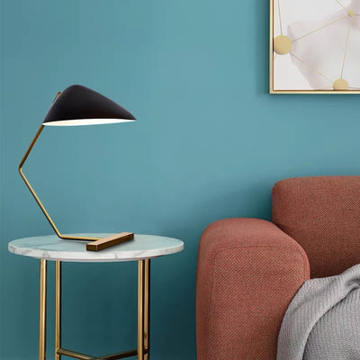 Zeitgenössische kreative konische rechteckige gebogene Eisen-Messing 1-Licht Tischlampe für das Schlafzimmer 