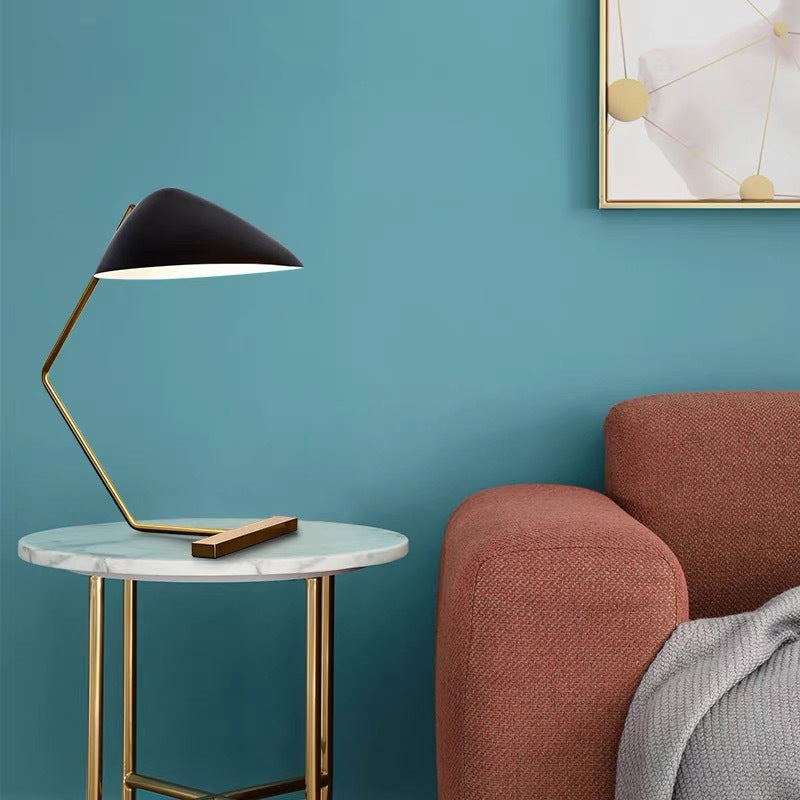 Zeitgenössische kreative konische rechteckige gebogene Eisen-Messing 1-Licht Tischlampe für das Schlafzimmer 
