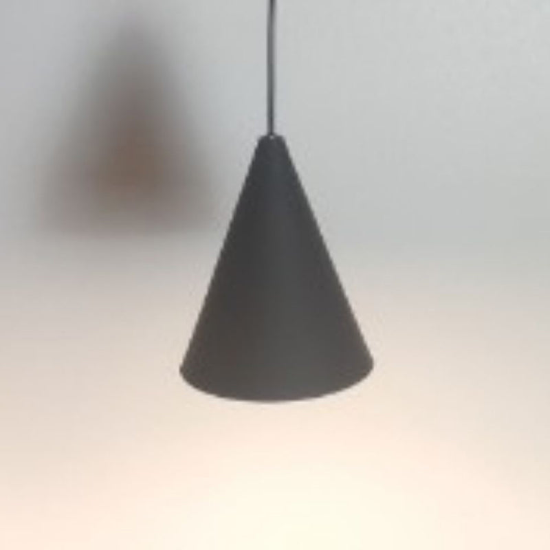 Zeitgenössische skandinavische wellenförmige Linie konische Eisen-Aluminium 1-Licht Pendelleuchte für Wohnzimmer 