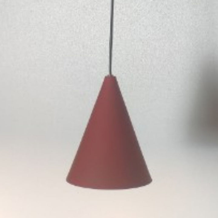 Zeitgenössische skandinavische wellenförmige Linie konische Eisen-Aluminium 1-Licht Pendelleuchte für Wohnzimmer 