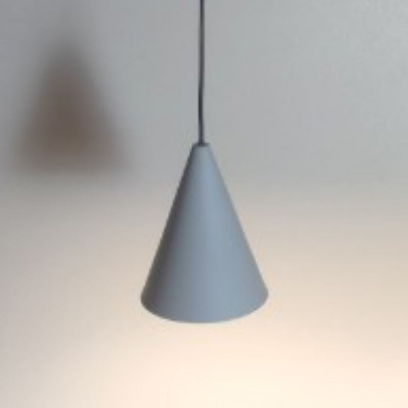 Zeitgenössische skandinavische wellenförmige Linie konische Eisen-Aluminium 1-Licht Pendelleuchte für Wohnzimmer 