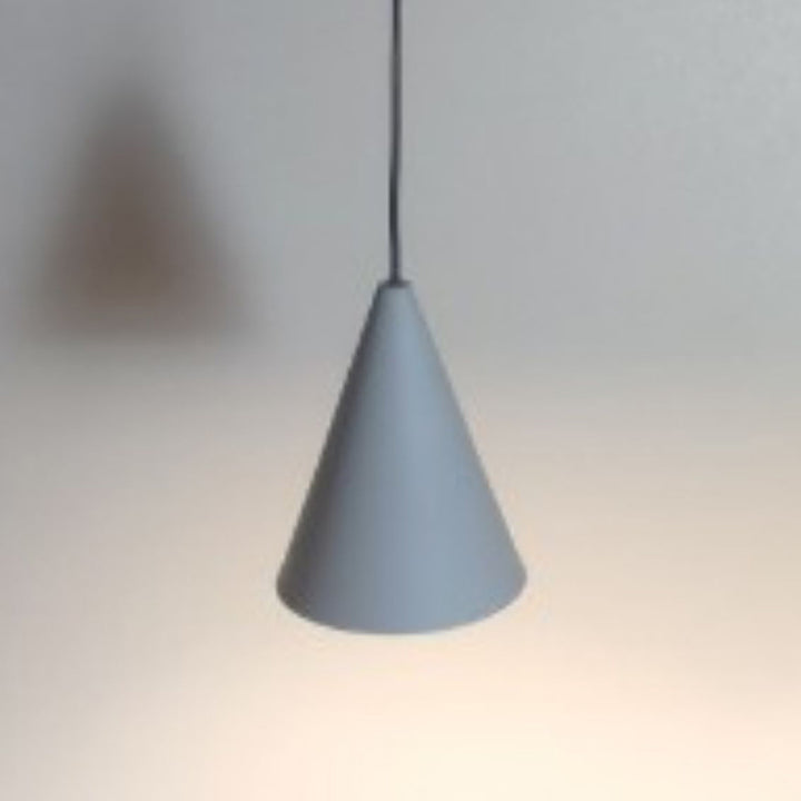 Zeitgenössische skandinavische wellenförmige Linie konische Eisen-Aluminium 1-Licht Pendelleuchte für Wohnzimmer 