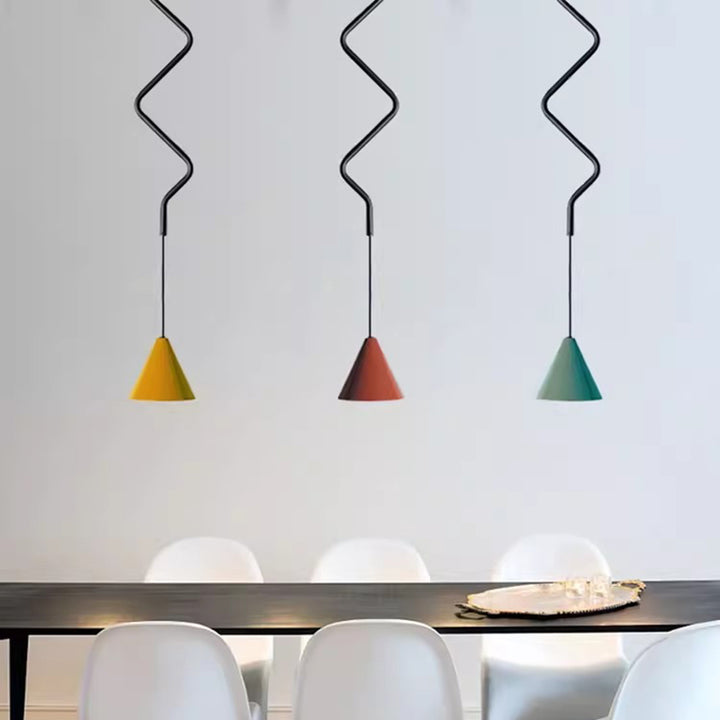 Zeitgenössische skandinavische wellenförmige Linie konische Eisen-Aluminium 1-Licht Pendelleuchte für Wohnzimmer 