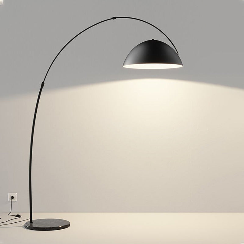 Lampe de sol contemporaine scandinave en métal de fer incurvé semi-circulaire avec un abat-jour en marbre pour salon 