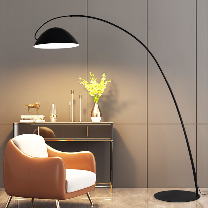 Zeitgenössische skandinavische halbkreisförmige gebogene Eisen-Metall-Marmor 1-Licht Stehlampe für Wohnzimmer 