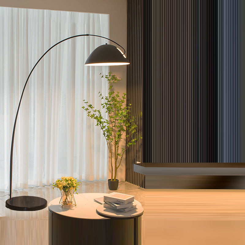 Lampe de sol contemporaine scandinave en métal de fer incurvé semi-circulaire avec un abat-jour en marbre pour salon 