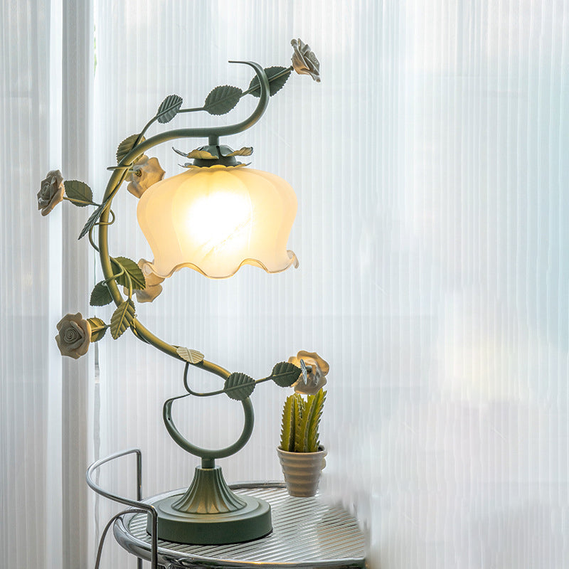 Moderne Art Deco Rose Blume Acryl Eisen 1-Licht Tischlampe für Schlafzimmer 