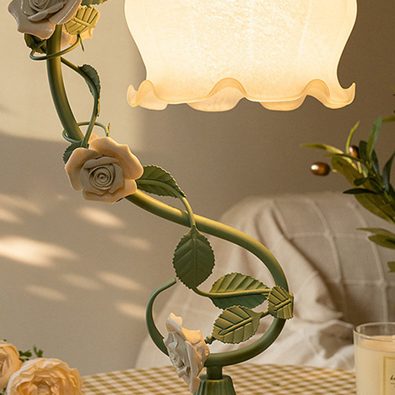 Moderne Art Deco Rose Blume Acryl Eisen 1-Licht Tischlampe für Schlafzimmer 