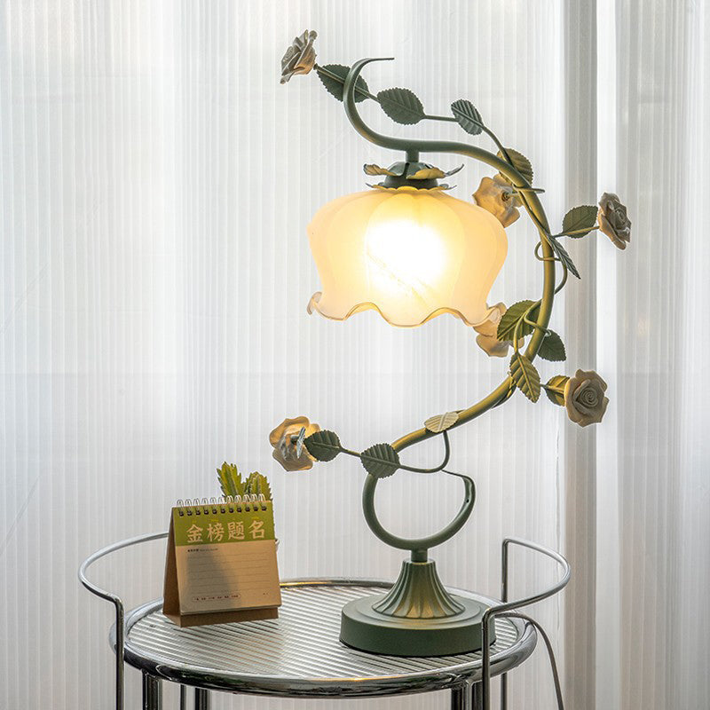 Moderne Art Deco Rose Blume Acryl Eisen 1-Licht Tischlampe für Schlafzimmer 
