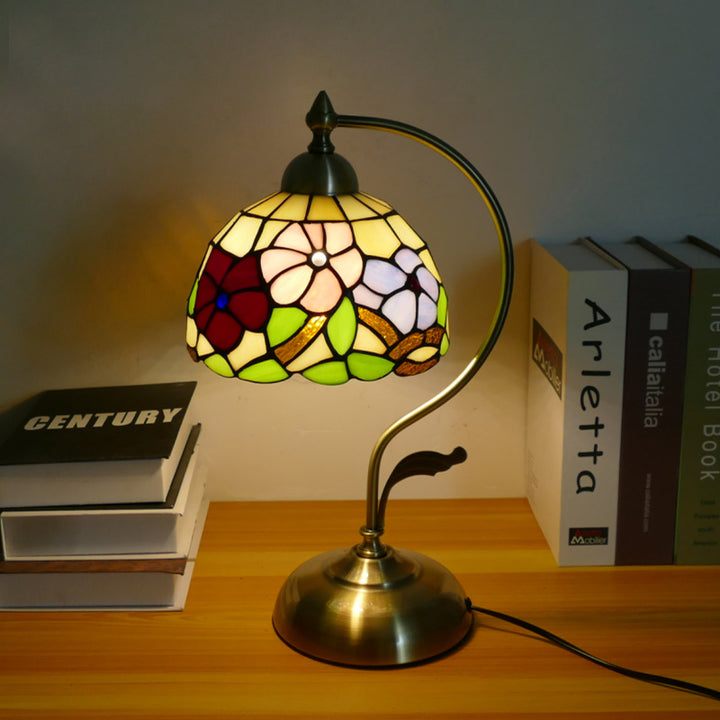Lampe de table traditionnelle Tiffany à motif semi-circulaire en verre et fer avec 1 lumière pour salon 
