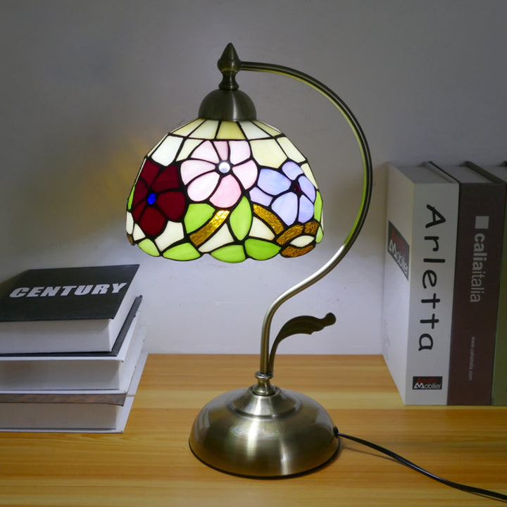Traditionelle Tiffany-Halbrundmuster-Glas-Eisen-1-Licht-Tischlampe für das Wohnzimmer 