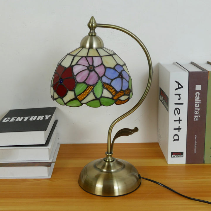 Traditionelle Tiffany-Halbrundmuster-Glas-Eisen-1-Licht-Tischlampe für das Wohnzimmer 