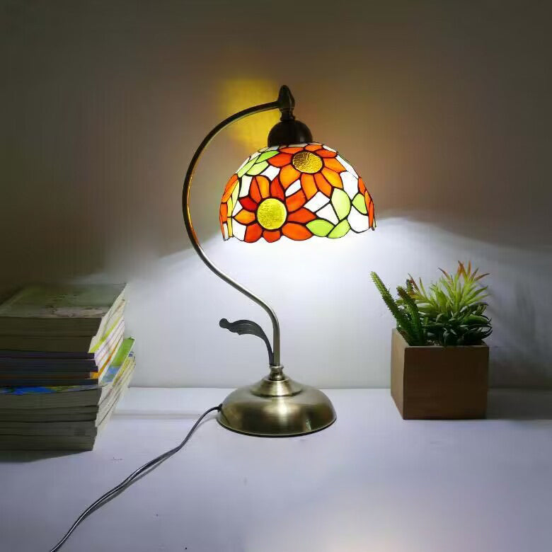 Traditionelle Tiffany-Halbrundmuster-Glas-Eisen-1-Licht-Tischlampe für das Wohnzimmer 
