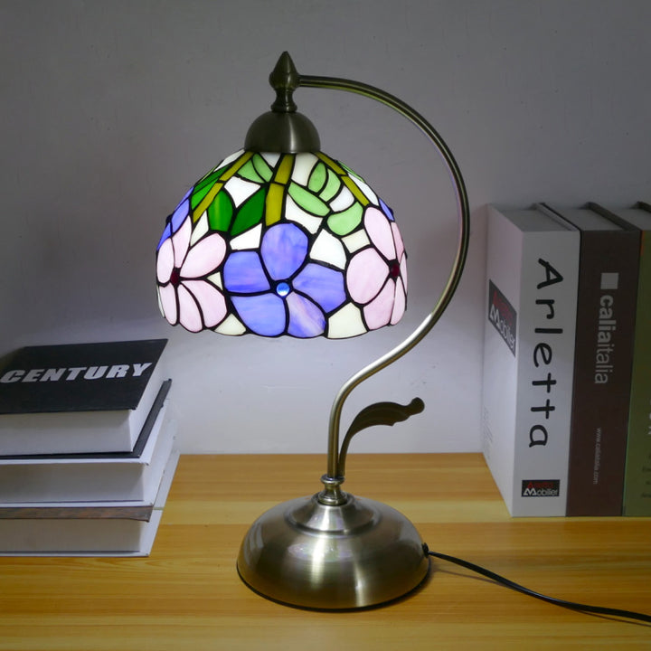 Traditionelle Tiffany-Halbrundmuster-Glas-Eisen-1-Licht-Tischlampe für das Wohnzimmer 