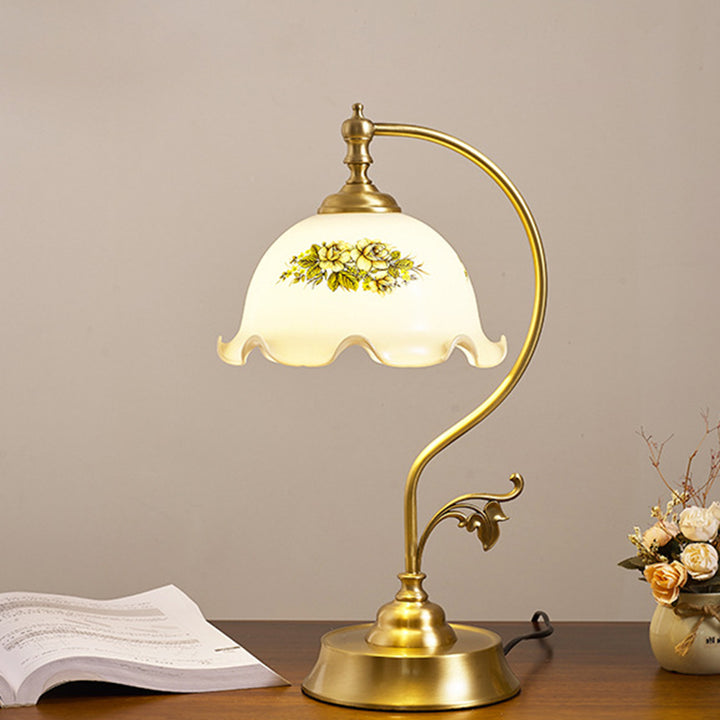 Lampe de table en laiton avec verre rond incurvé de lotus chinois traditionnel à 1 lumière pour salon 