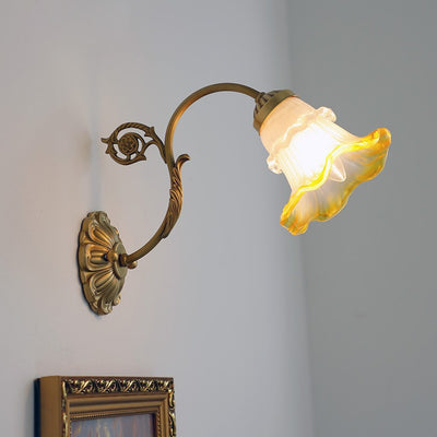 Traditionelle französische Rosé Blumen Glas Messing 1-Licht Wandleuchte für Wohnzimmer 