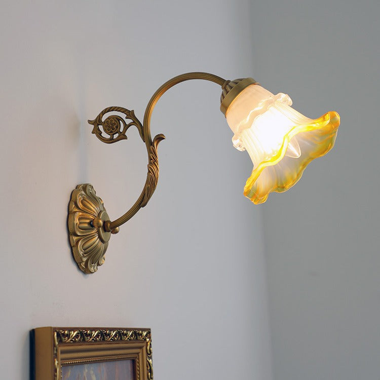 Traditionelle französische Rosé Blumen Glas Messing 1-Licht Wandleuchte für Wohnzimmer 