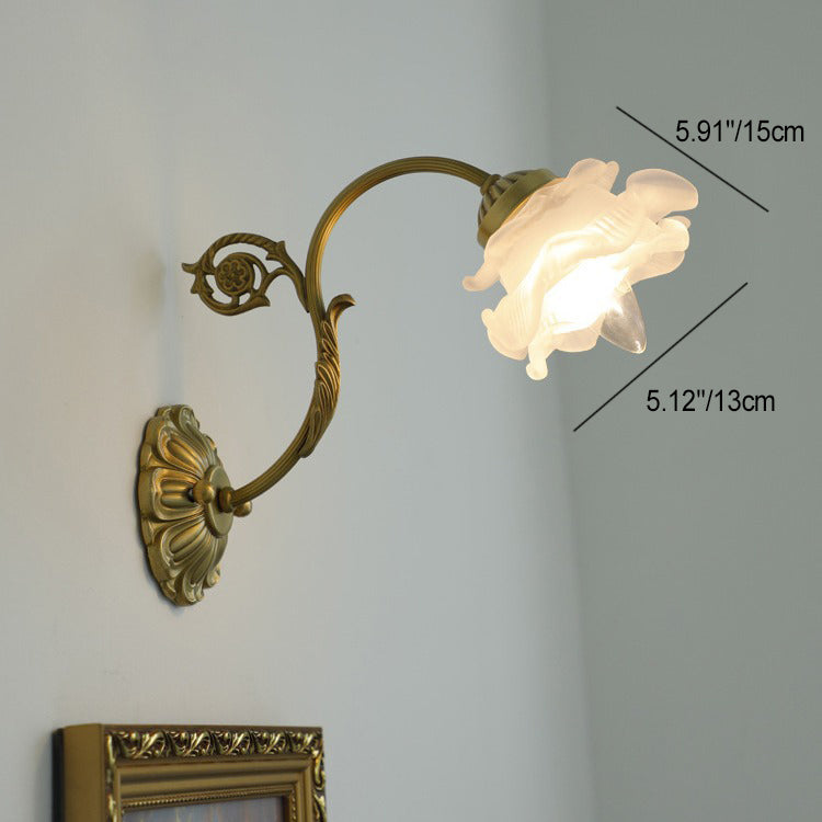 Traditionelle französische Rosé Blumen Glas Messing 1-Licht Wandleuchte für Wohnzimmer 