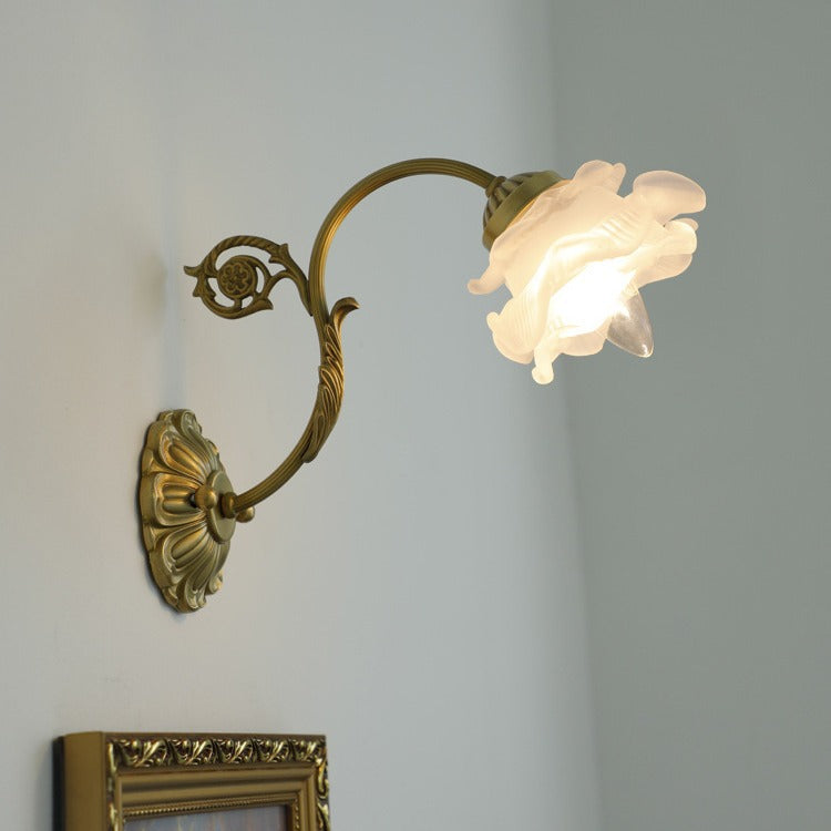 Traditionelle französische Rosé Blumen Glas Messing 1-Licht Wandleuchte für Wohnzimmer 