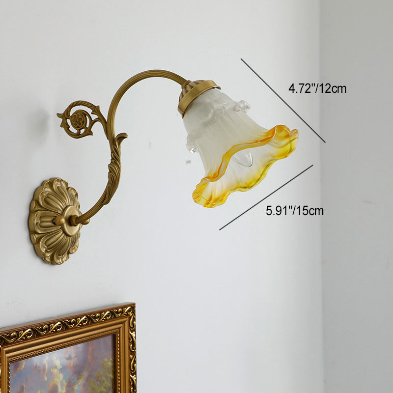 Traditionelle französische Rosé Blumen Glas Messing 1-Licht Wandleuchte für Wohnzimmer 