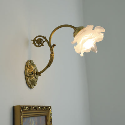 Traditionelle französische Rosé Blumen Glas Messing 1-Licht Wandleuchte für Wohnzimmer 